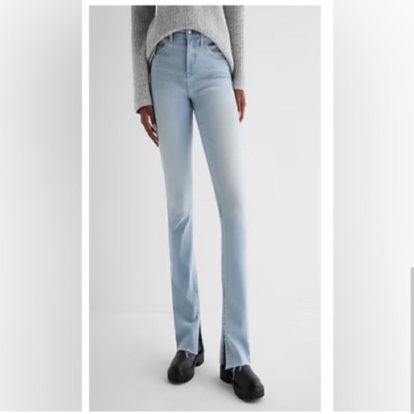 Express Mid Rise Light Wash Raw Hem Skyscraper Jeans
Women’s 6 Short - Picture 6 of 6